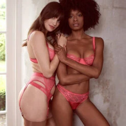 Porte-jarretelles En Dentelle Et Soie Fleur Of England Camellia 11 Porte-jarretelles En Dentelle Et Soie Fleur Of England Camellia -Sous Vêtement Soldes porte jarretelles fleur of england camellia rose 4