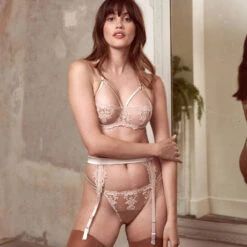 Porte-jarretelles En Soie Fleur Of England Dahlia -Sous Vêtement Soldes porte jarretelles fleur of england dahlia rose poudre 3