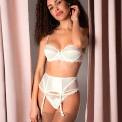 Porte-jarretelles En Soie Lise Charmel Splendeur Soie 9 Porte-jarretelles En Soie Lise Charmel Splendeur Soie -Sous Vêtement Soldes porte jarretelles lise charmel splendeur soie blanc casse 3